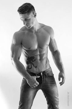 Damian Kalinowski male fitness model