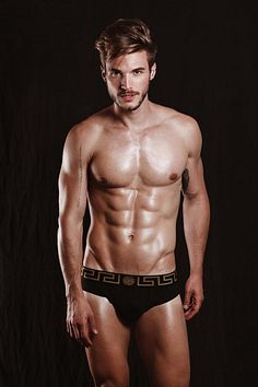 Alex Trevelin male fitness model
